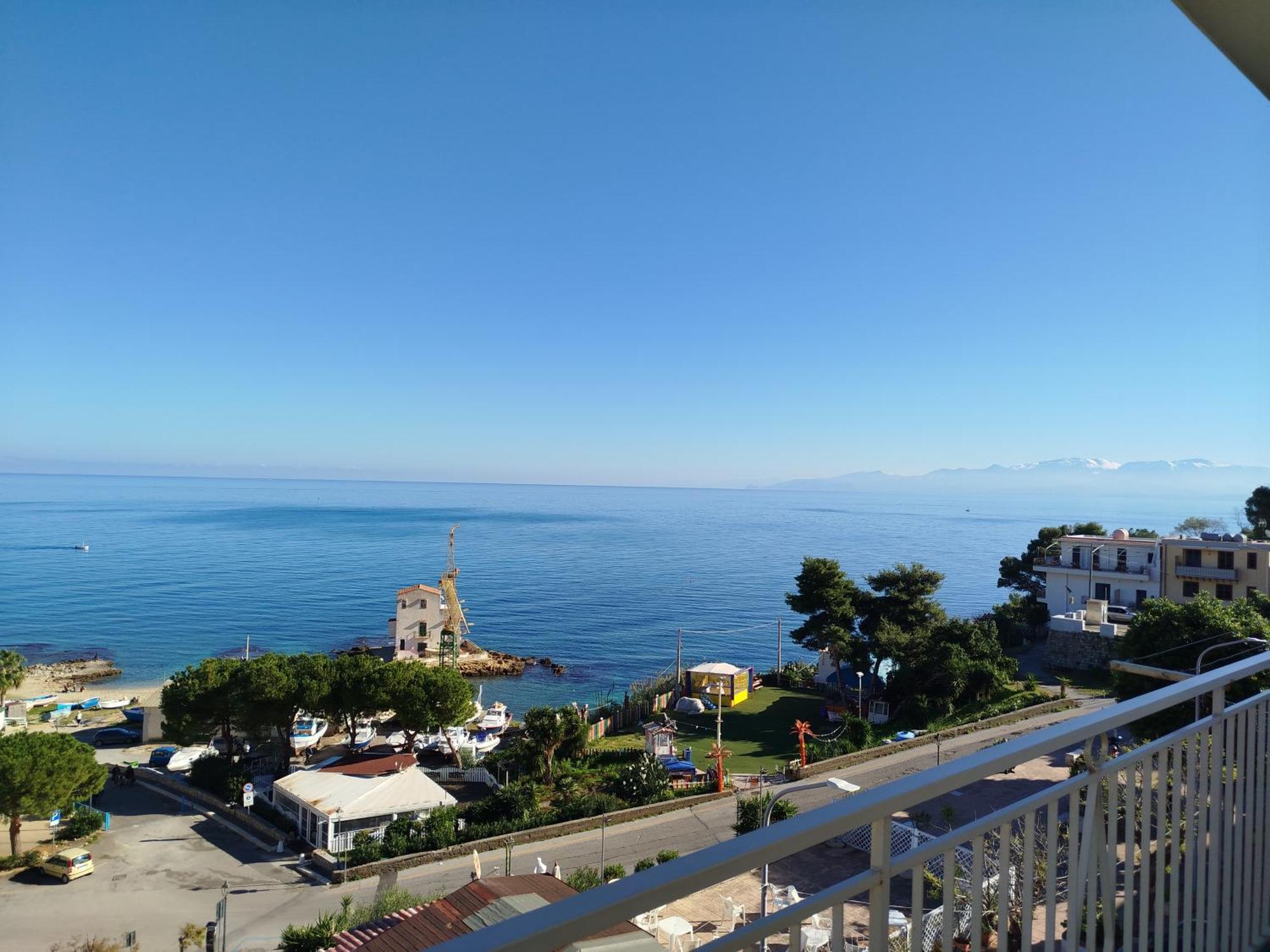 Le Finestre Sul Mare Apartment *